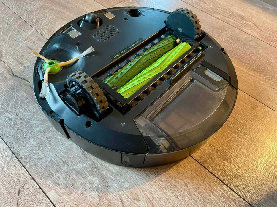 iRobot Roomba i3 - робот за почистване с подарък резервни филтри