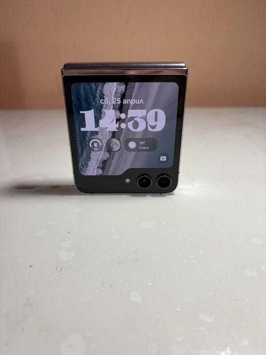 Продавам Z flip 5