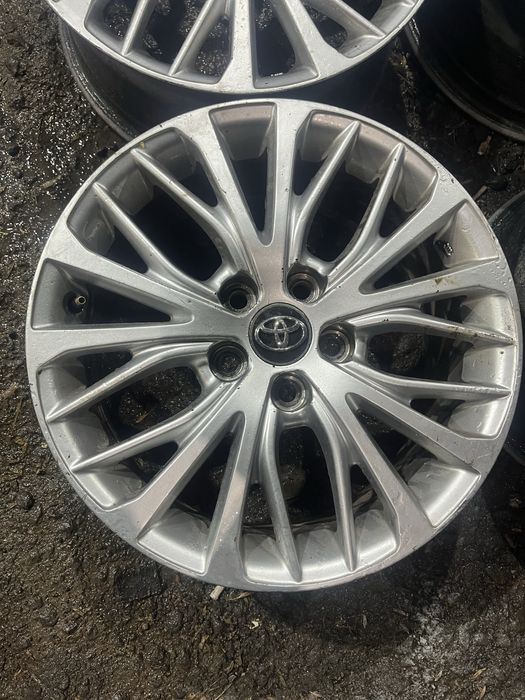 TOYOTA камри r17