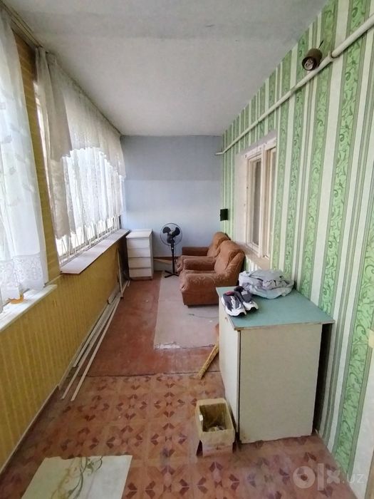 ПРОДАЕТСЯ Чирчик ш. 4 м/н кирпичный кубик дом 1/1/4 +2×6 балкон 46 м²