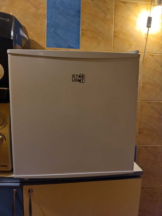 диванче с масичка и малък хладилник