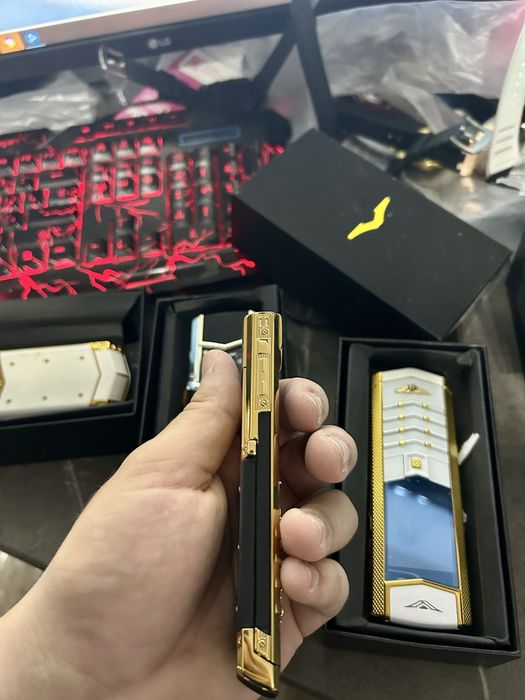 Telefon vertu gold negru