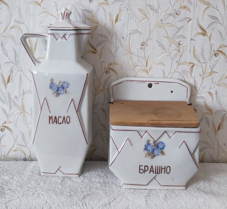 Порцеланови буркани за подправки. От два сервиза, за допълване.