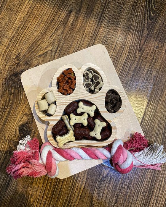 Дървен Плакет Лапичка с лакомства и играчка за вашият любимец