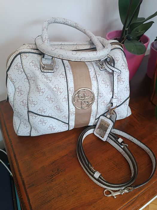 Дамска чанта GUESS