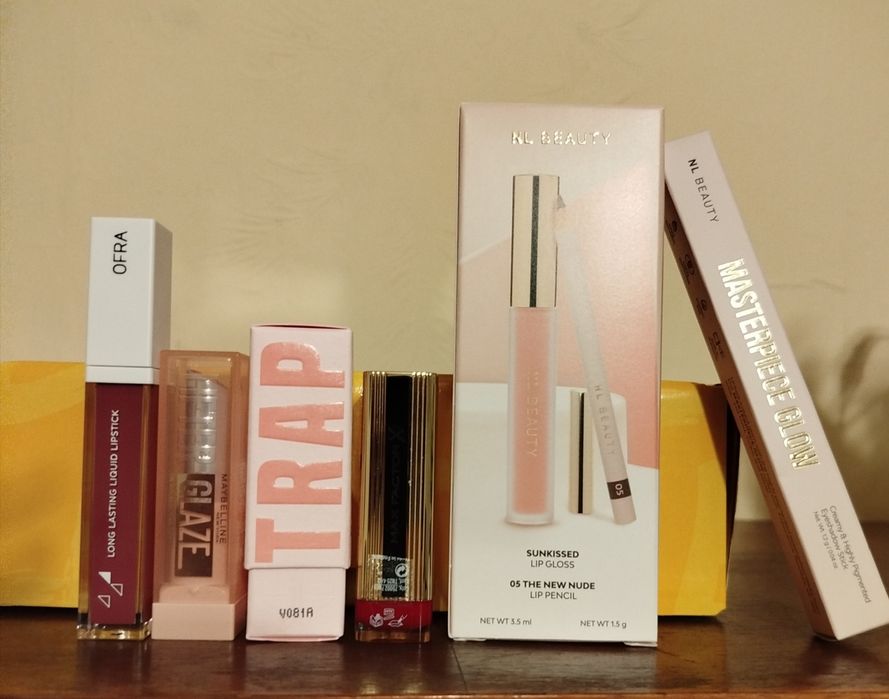 Кутия с козметика , червила