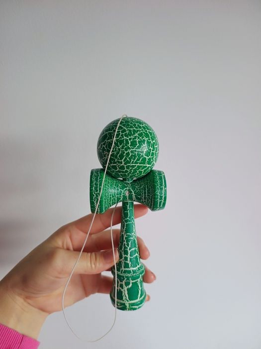 Kendama nouă și una utilizată și selfie stick  nou