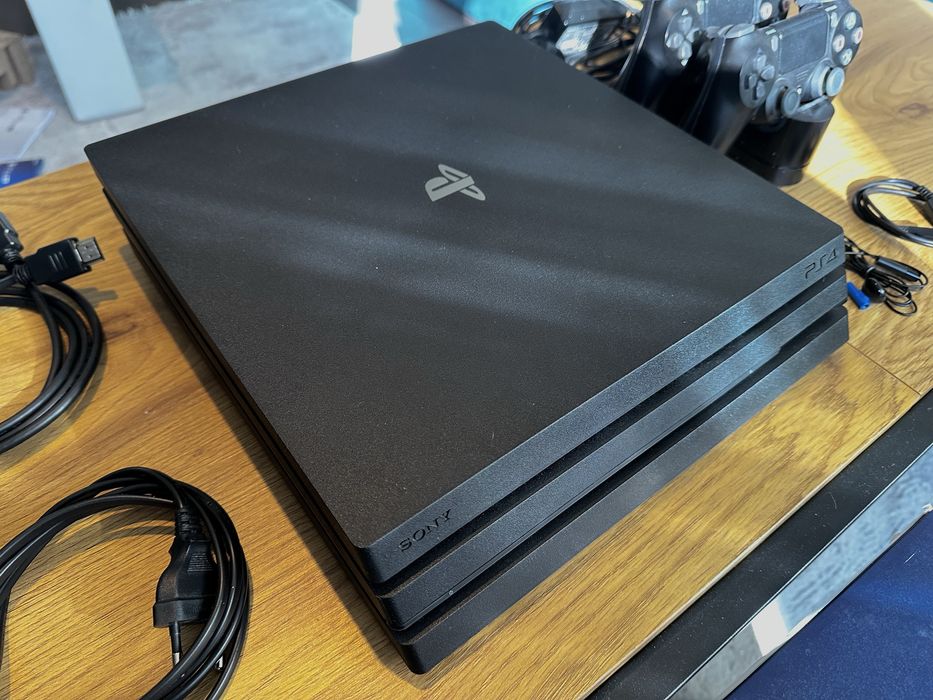 PS4 Pro 1Tb - ultima versiune CUH-7216B + 5 Jocuri