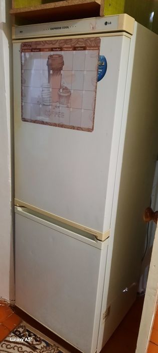 Диван,холодильник.