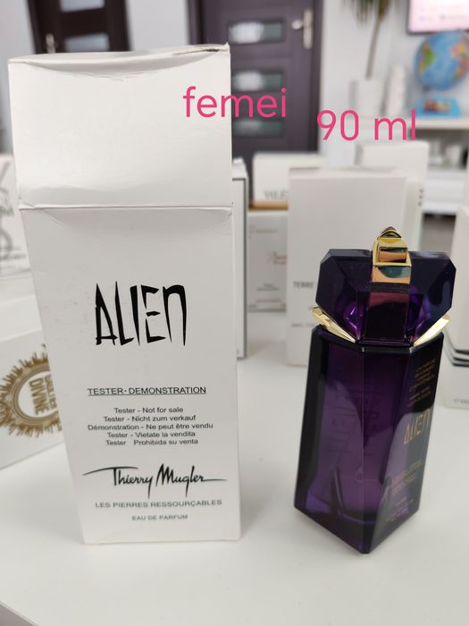 Vând parfum de damă