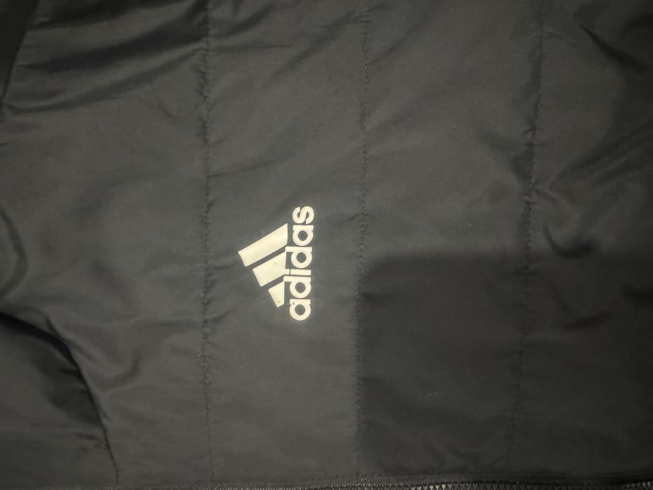 Яке Adidas.