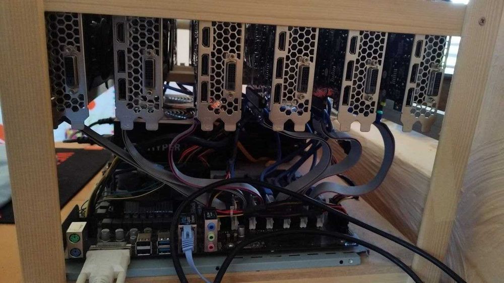Майнер с 12 x Nvidia GTX 1060 и пълна дънна платка