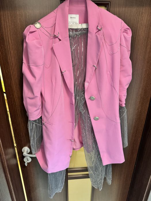 Costum accesorizat cu pantaloni transparenti