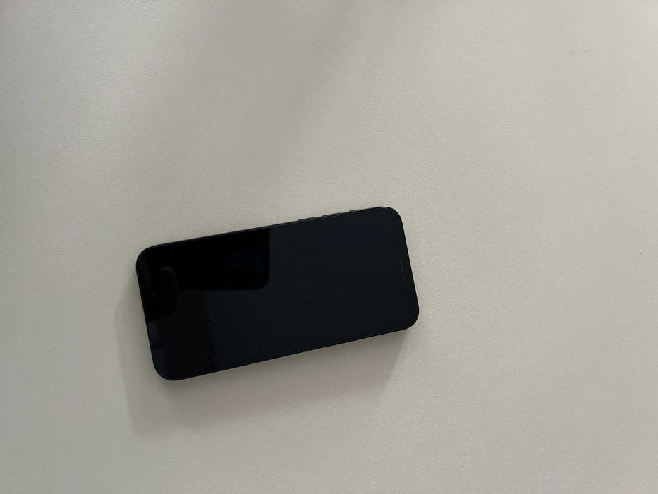 Продавам Iphone 12