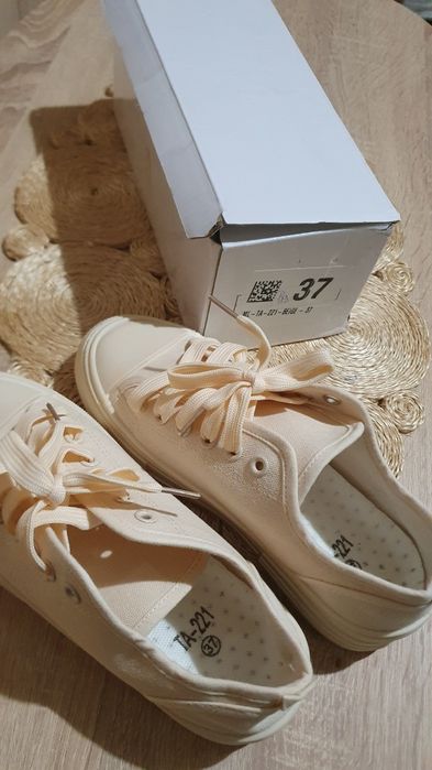 Tenisi beige noi, marime 37, interior 23 cm