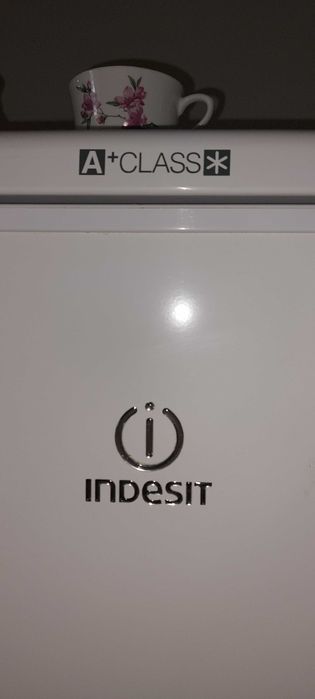 Frigider utilizat INDESIT clasa A+ 234 L (Frigider 150 L + Congelator 84) dimensiuni 173/55/53 cm / predare personală Timișoara