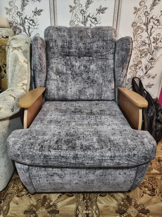 Продам диван с креслами