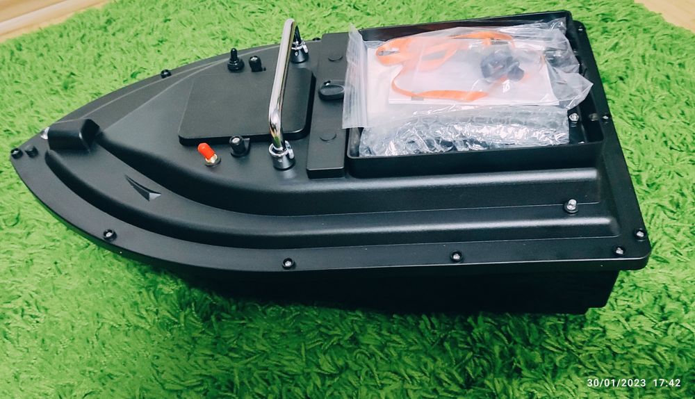 Лодка за захранка с автопилот 500м.обхват 5200mA батерия