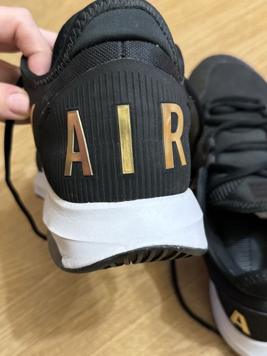 Nike маратонки черни със златно