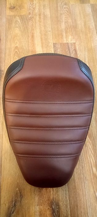 Indian Scout, Седалка и слюда