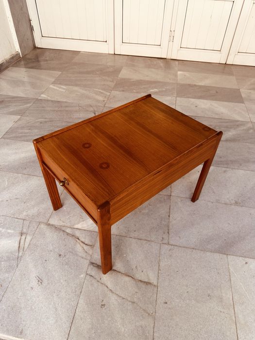 Винтидж масичка / нощно шкафче – teak, mid-century (60-те години)