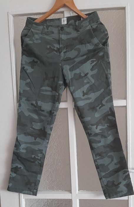 Ефектни блузки иНов камуфлажен панталон-унисекс и