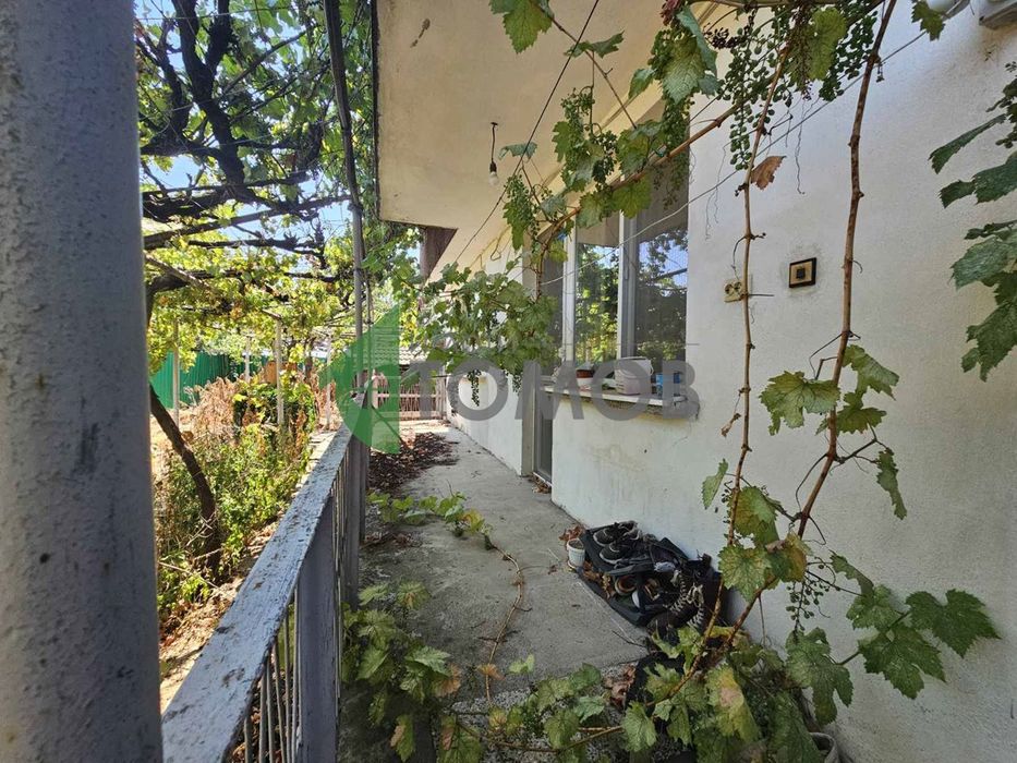 Здрава триетажна къща в село Загоре