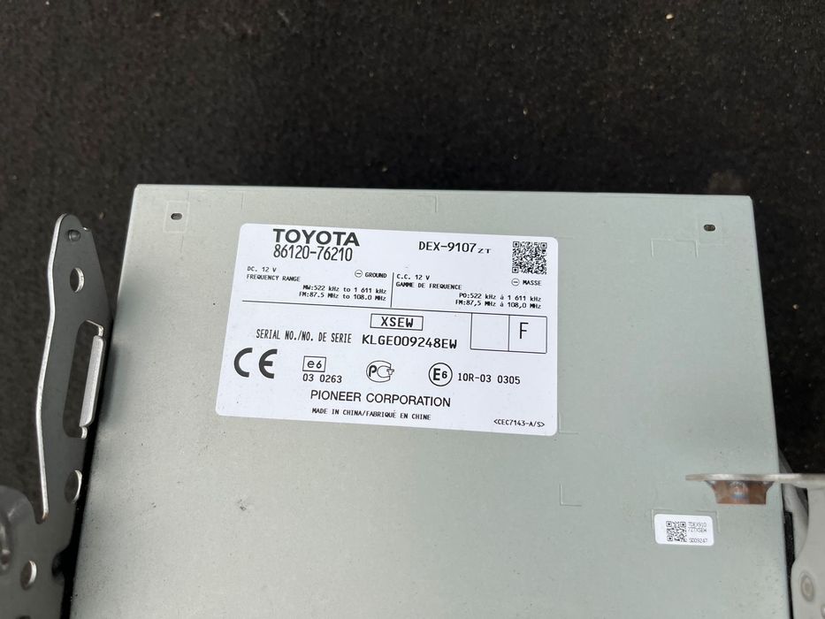 Lexus CT200H Батерия броня фарове  стопове километраж дисплей радио CD