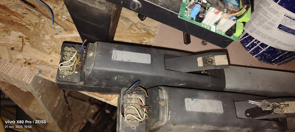 Brațe pentru porți batante