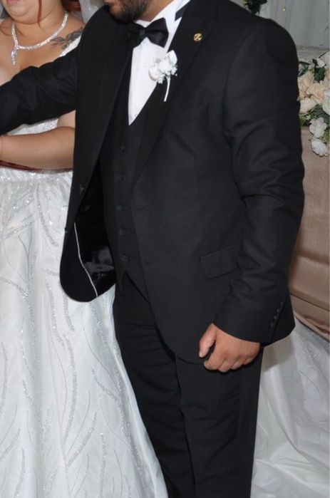 Черен костюм с папионка и елек