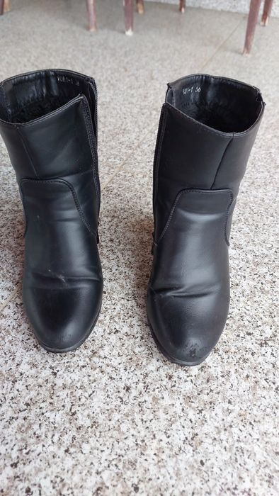 Vand ghete piele de femei