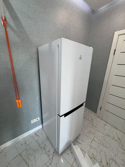 Продам холодильник Indesit