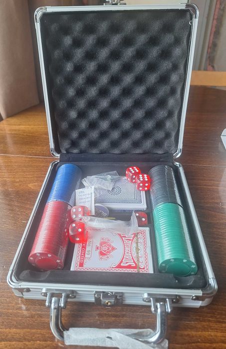 Игра настолна с карти и пулове