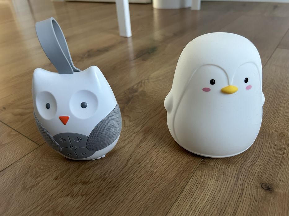 Boxa sune albe si lampa