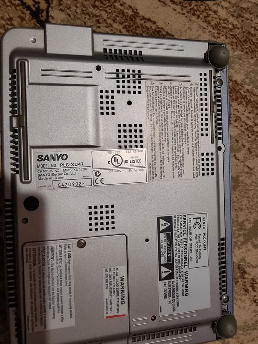 Proiector Sanyo în stare foarte bună