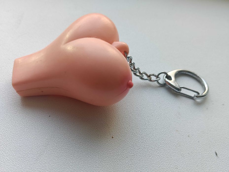 Fluier breloc sexist in forma de sâni