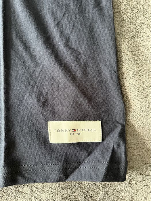 Tommy Hilfiger tricou bleumarin cu banda alba pe umeri M nou original
