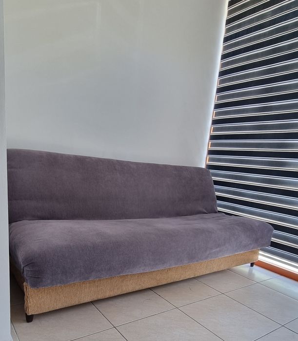 Диван покиза холатда офисда турган