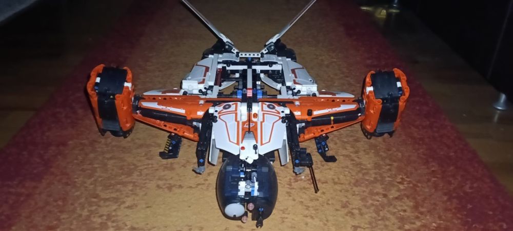 42181)
LEGO Technic - Naveta spatiala LT81 cu decolare si aterizare (42181)