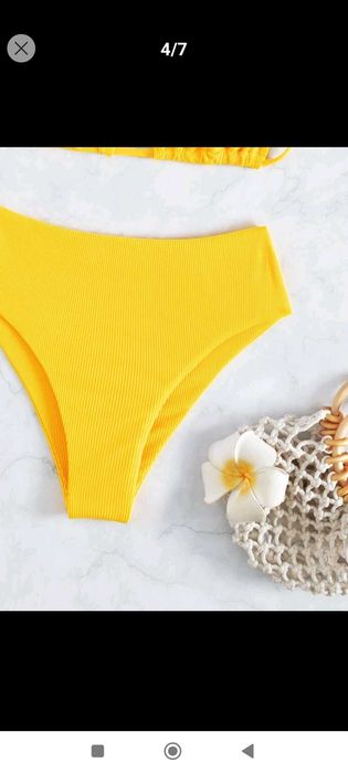 Жълт бански костюм