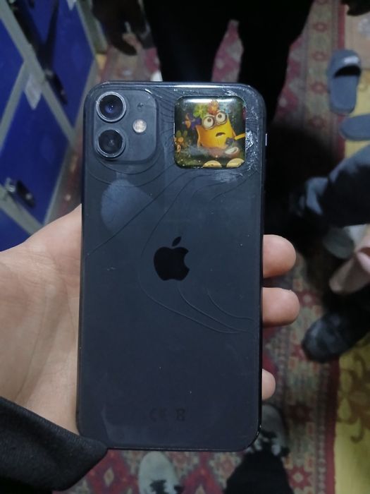 IPhone 11 на яблоке весит
