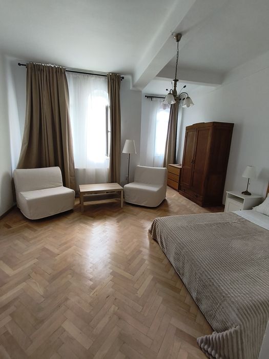 Închiriez apartament cu 3 camere zona Piata 1 Mai București