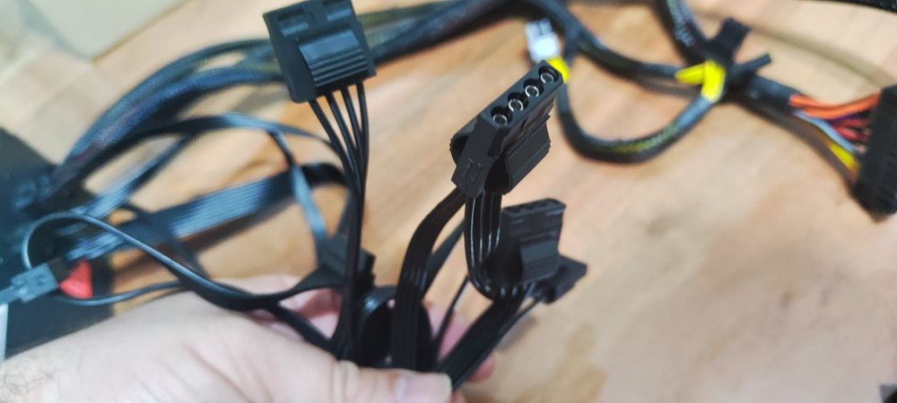 Продавам работещо захранване Aerocool Integrator MOD XT 750W