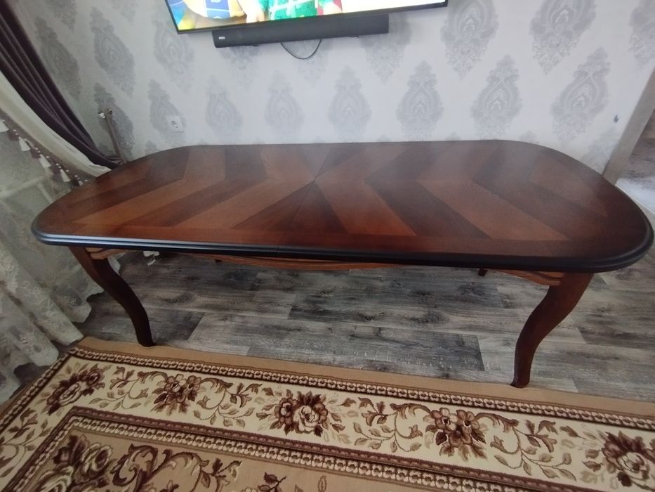 Стол для гостиной