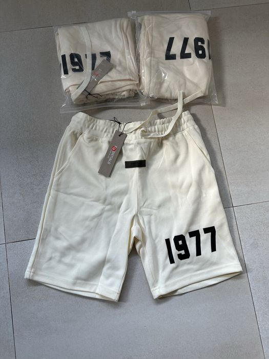 Oferta 150 lei azi! Pantaloni Essentials Fog M sau L