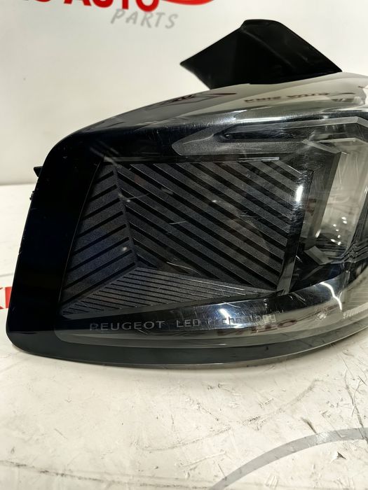 Ляв външен стоп Peugeot 5008 /Пежо 5008 2023г - LED