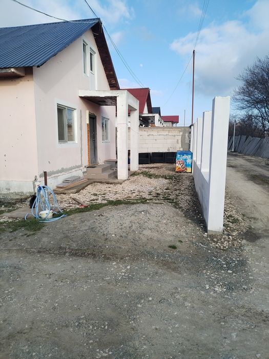 Vând casă cu mansardă