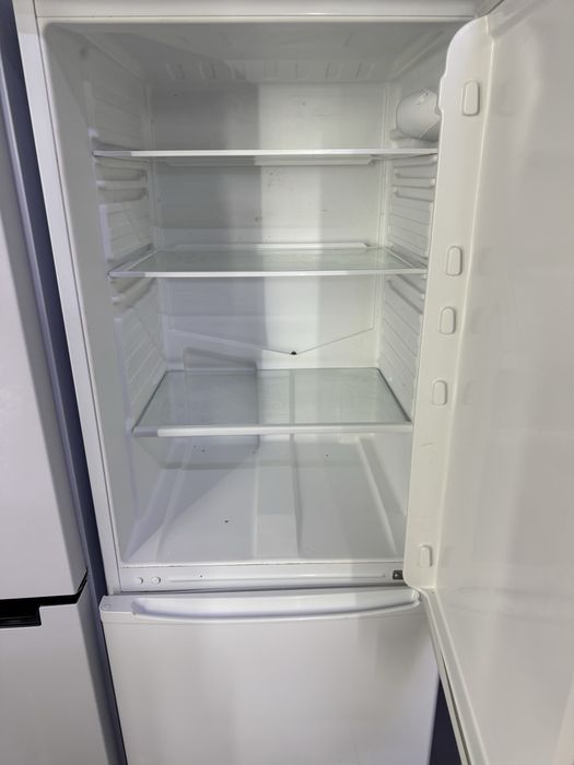 Продается холодильник с морозильным отсеком