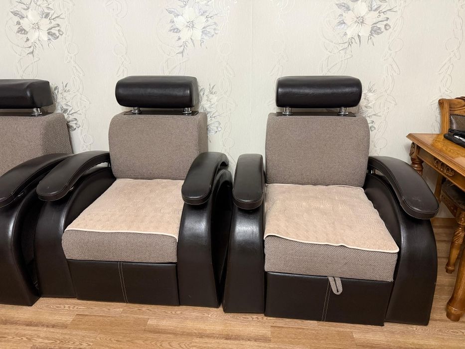 продам угловой диван , с 2 креслами