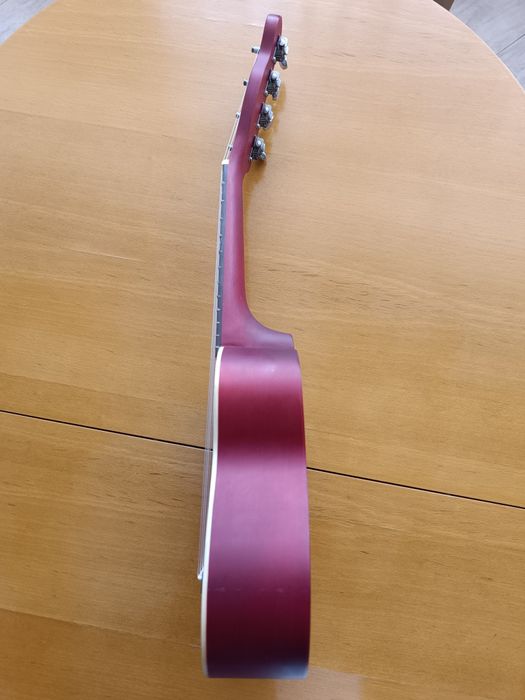 Червено укулеле Fender